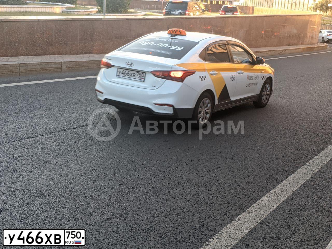 Фото автомобиля HYUNDAI SOLARIS, 2019 — госномер У369ЕР790. Цвет: БЕЛЫЙ-ЖЕЛТЫЙ-СЕРЫЙ