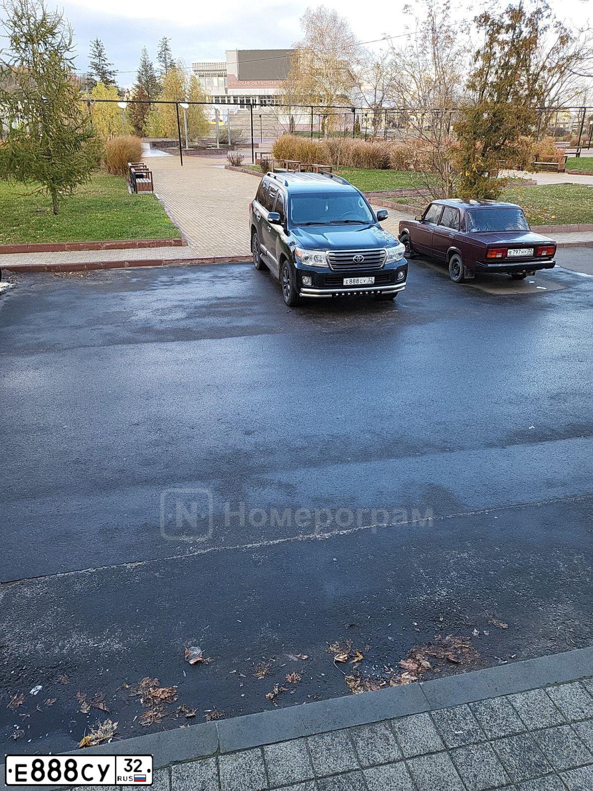 Фото автомобиля MERCEDES E-KLASSE, 2002 — госномер Е888СУ32. Цвет: серебристый