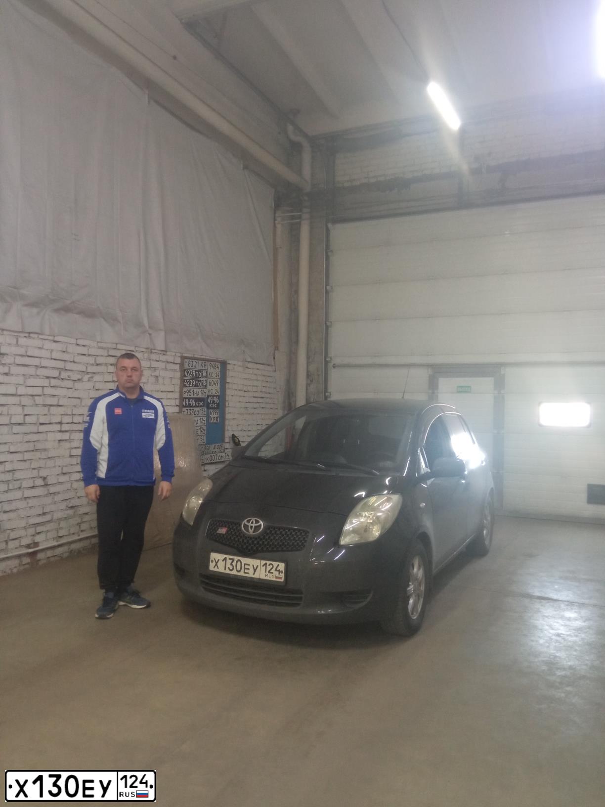 Фото автомобиля TOYOTA YARIS, 2007 — госномер Х130ЕХ124. Цвет: ЧЕРНЫЙ