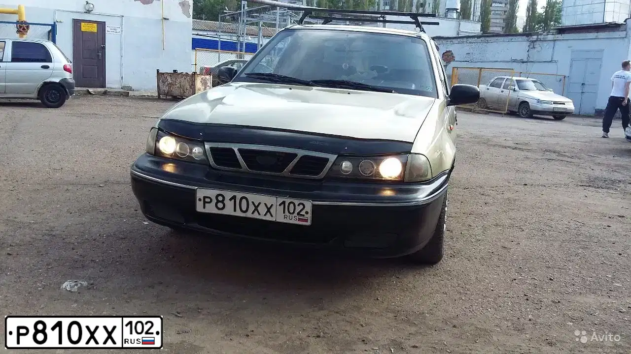 Фото автомобиля DAEWOO NEXIA, 2006 — госномер Р810ХХ102. Цвет: ПЕСОЧНО-БЕЖЕВЫЙ