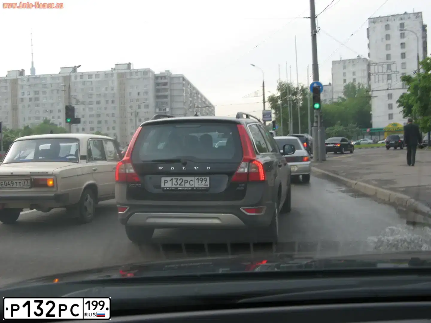 Фото автомобиля RENAULT DUSTER, 2015 — госномер Р132РС199. Цвет: БЕЖЕВЫЙ
