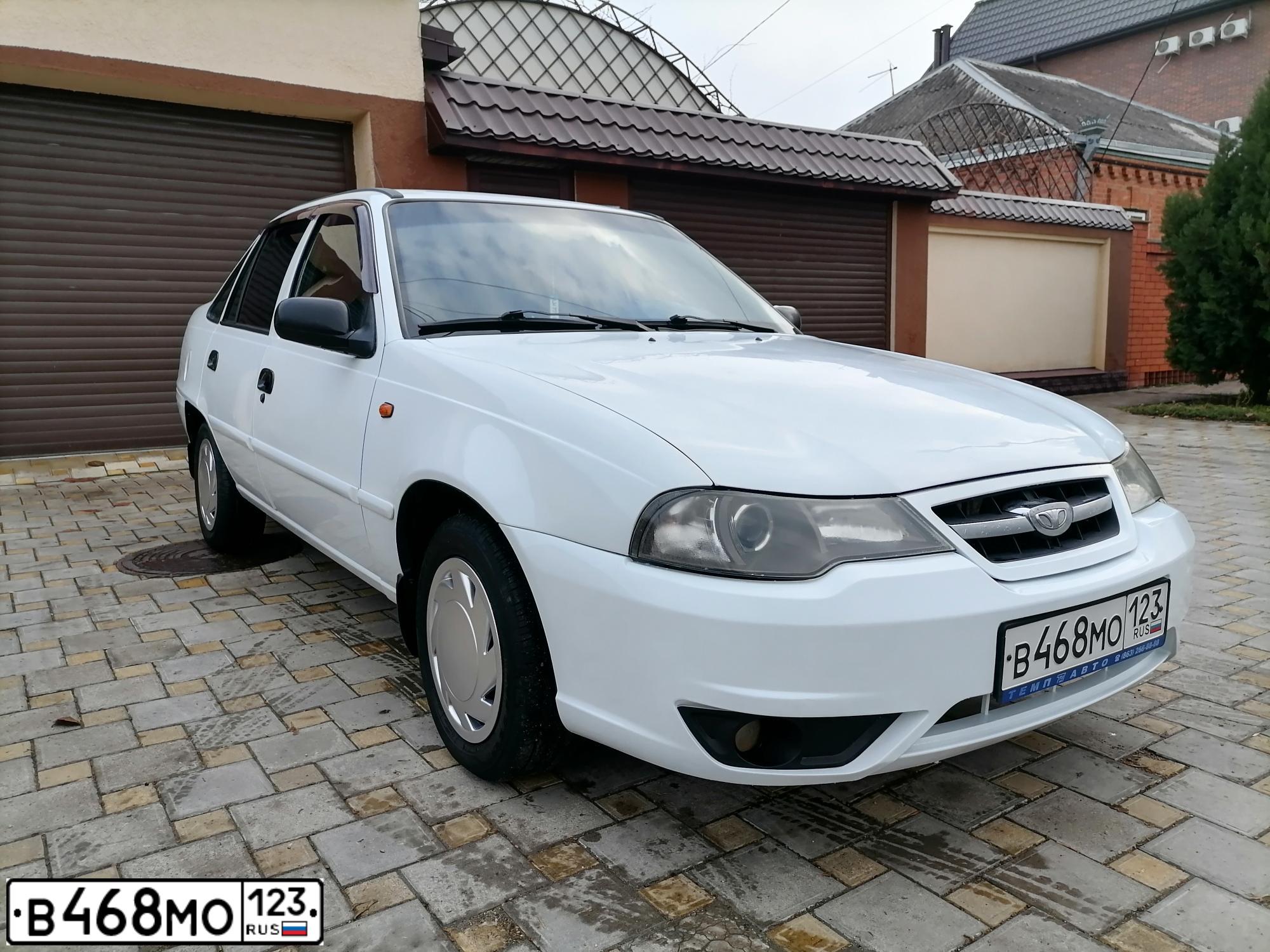 Фото автомобиля DAEWOO NEXIA, 2010 — госномер В468МО123. Цвет: Белый