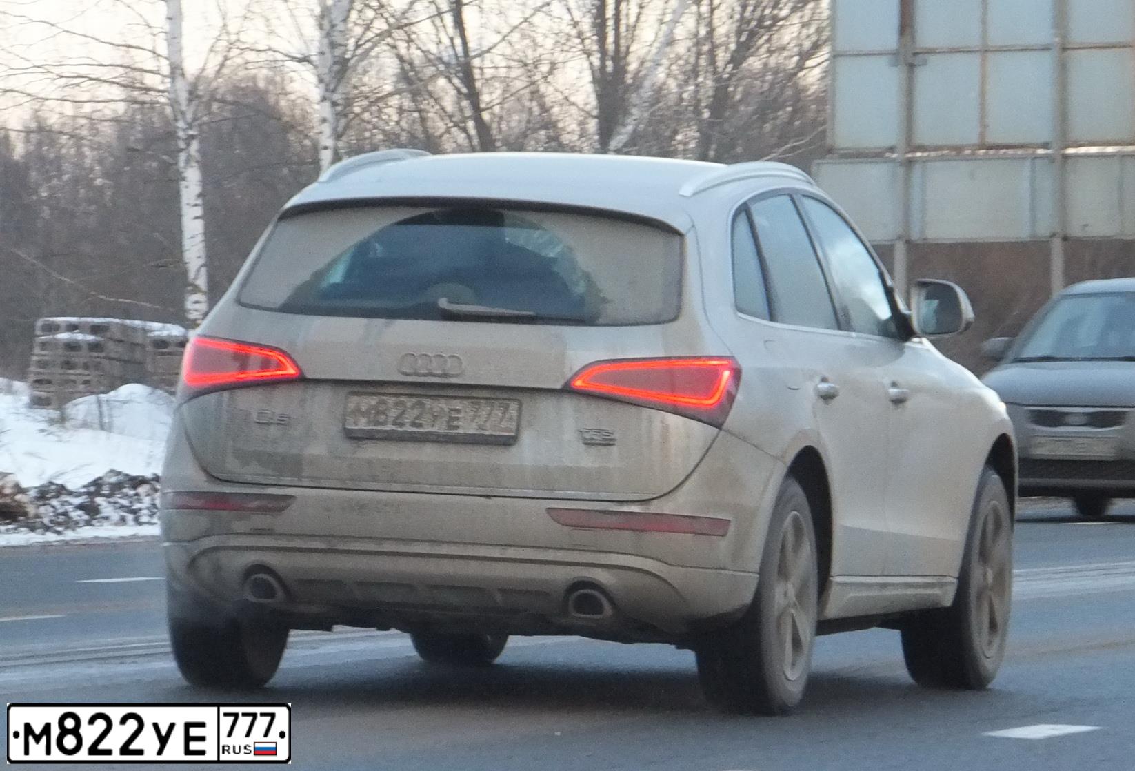 Фото автомобиля AUDI Q5, 2016 — госномер М822УЕ777. Цвет: СЕРО-ЗОЛОТИСТЫЙ