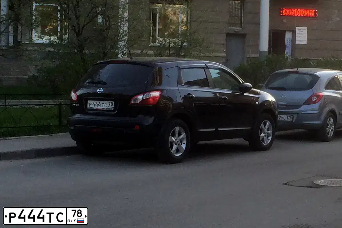 Фото автомобиля NISSAN QASHQAI, 2010 — госномер Р444ТС78. Цвет: ФИОЛЕТОВЫЙ
