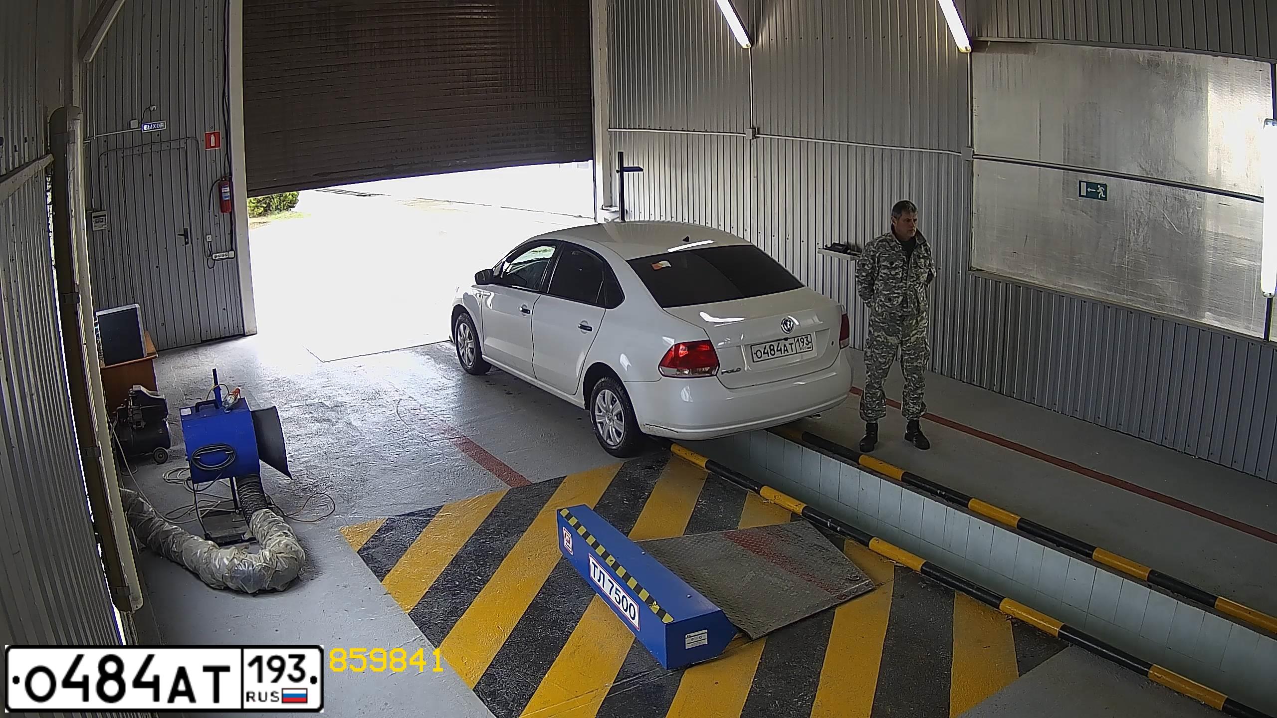 Фото автомобиля VOLKSWAGEN POLO, 2010 — госномер О128ММ161. Цвет: Серый
