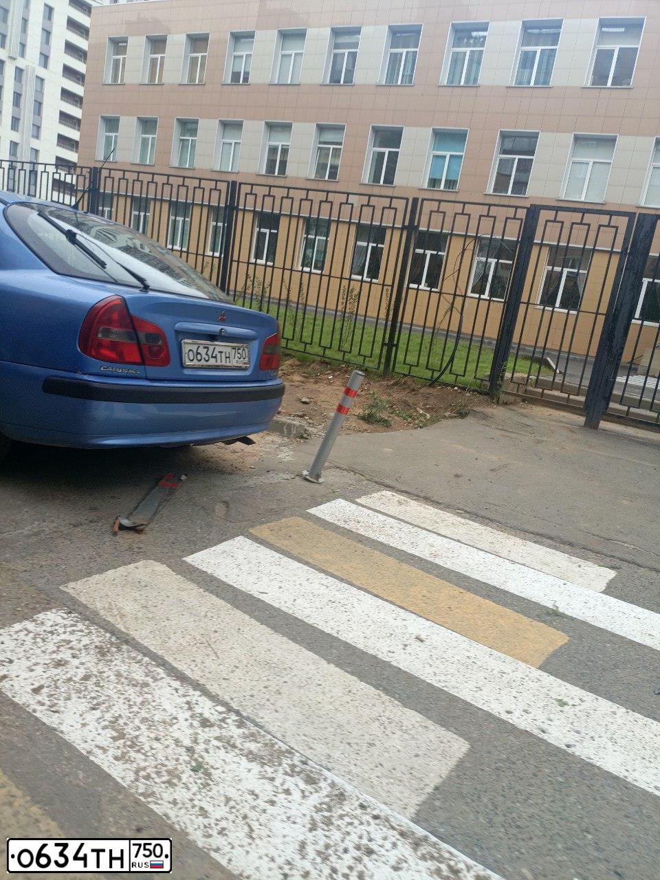 Фото автомобиля MITSUBISHI CARISMA, 2000 — госномер О634ТН750. Цвет: ГОЛУБОЙ