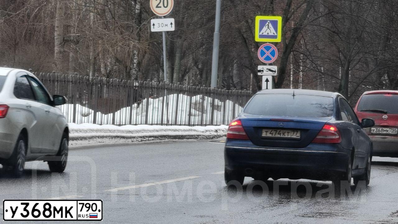 Фото автомобиля NISSAN MICRA, 2008 — госномер А296ТМ190. Цвет: ВИШНЕВЫЙ