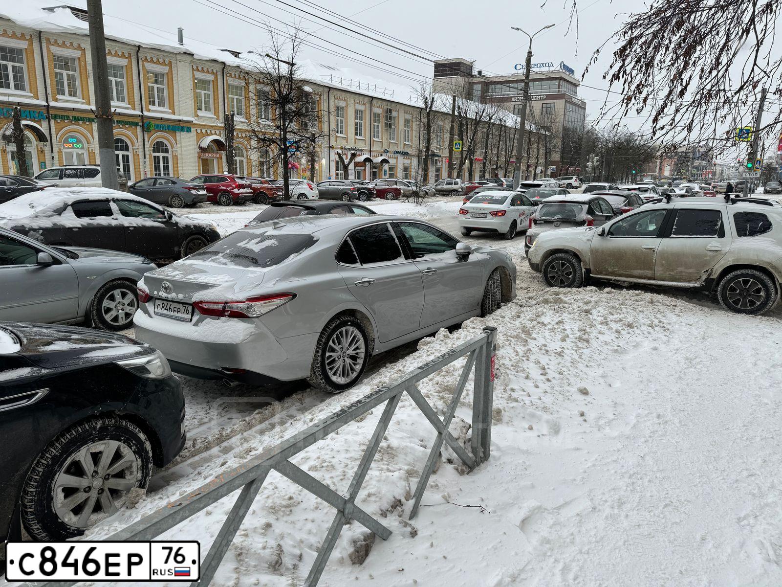 Фото автомобиля TOYOTA CAMRY, 2020 — госномер С846ЕР76. Цвет: СЕРЫЙ