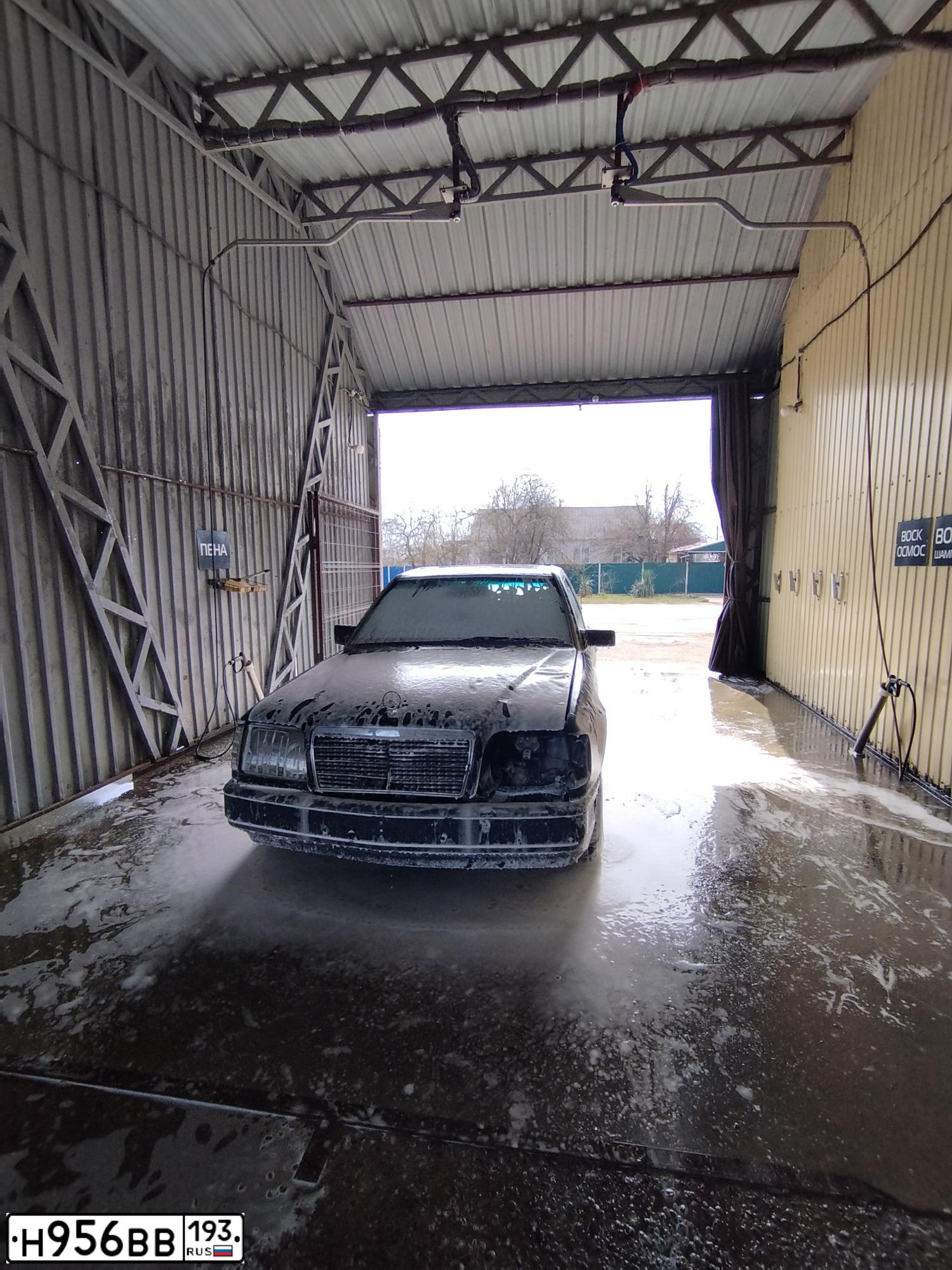 Фото автомобиля MERCEDES E-KLASSE, 1996 — госномер Н956ВВ193. Цвет: БЕЛЫЙ(СЕРЕБРИСТЫЙ