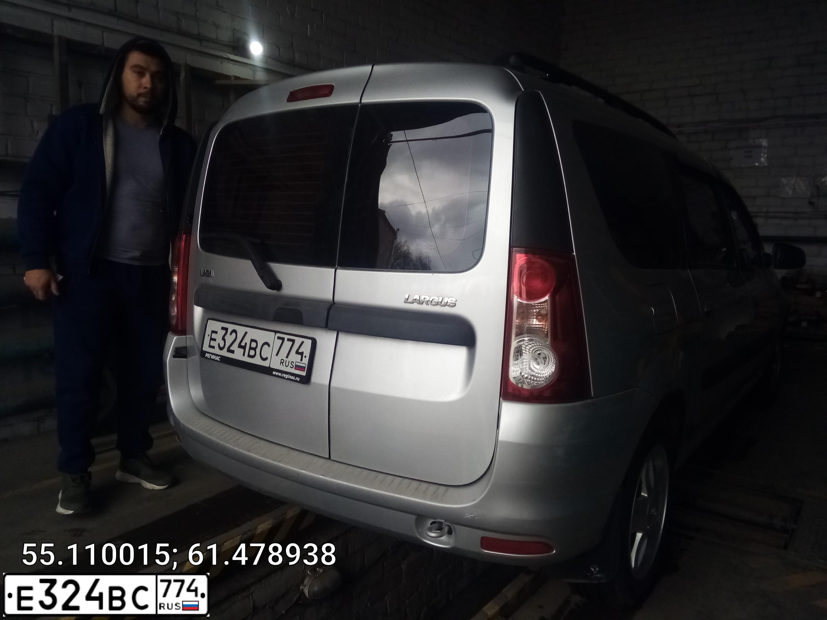 Фото автомобиля LADA LARGUS, 2013 — госномер В493КХ774. Цвет: Серебристый