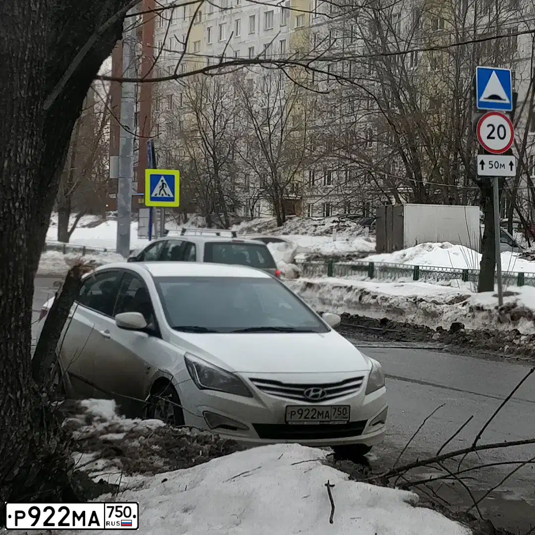Фото автомобиля HYUNDAI SOLARIS, 2014 — госномер Е890ТК125. Цвет: Белый