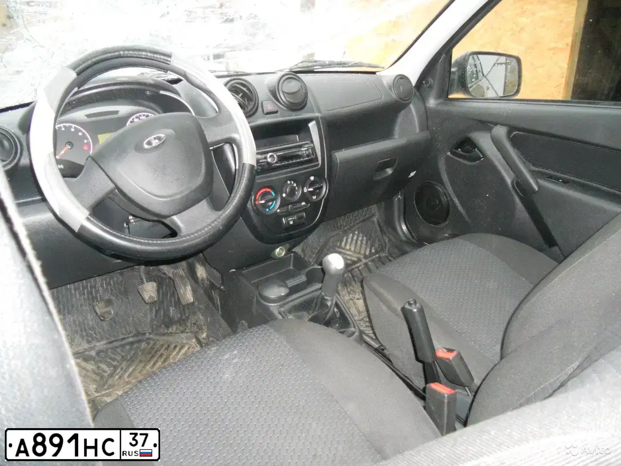 Фото автомобиля LADA 2190 GRANTA, 2012 — госномер У403КЕ44. Цвет: СЕРО-БЕЖЕВЫЙ