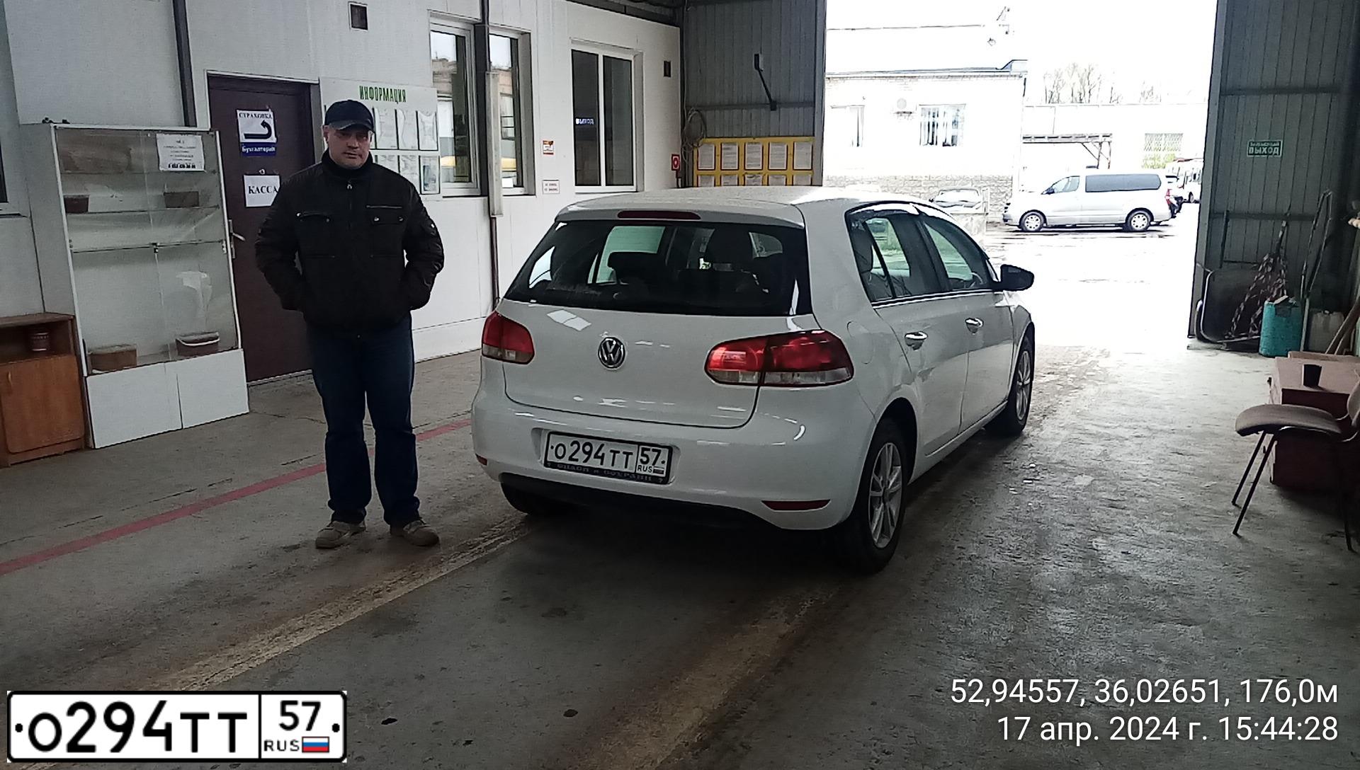 Фото автомобиля VOLKSWAGEN GOLF, 2010 — госномер О294ТТ57. Цвет: БЕЛЫЙ