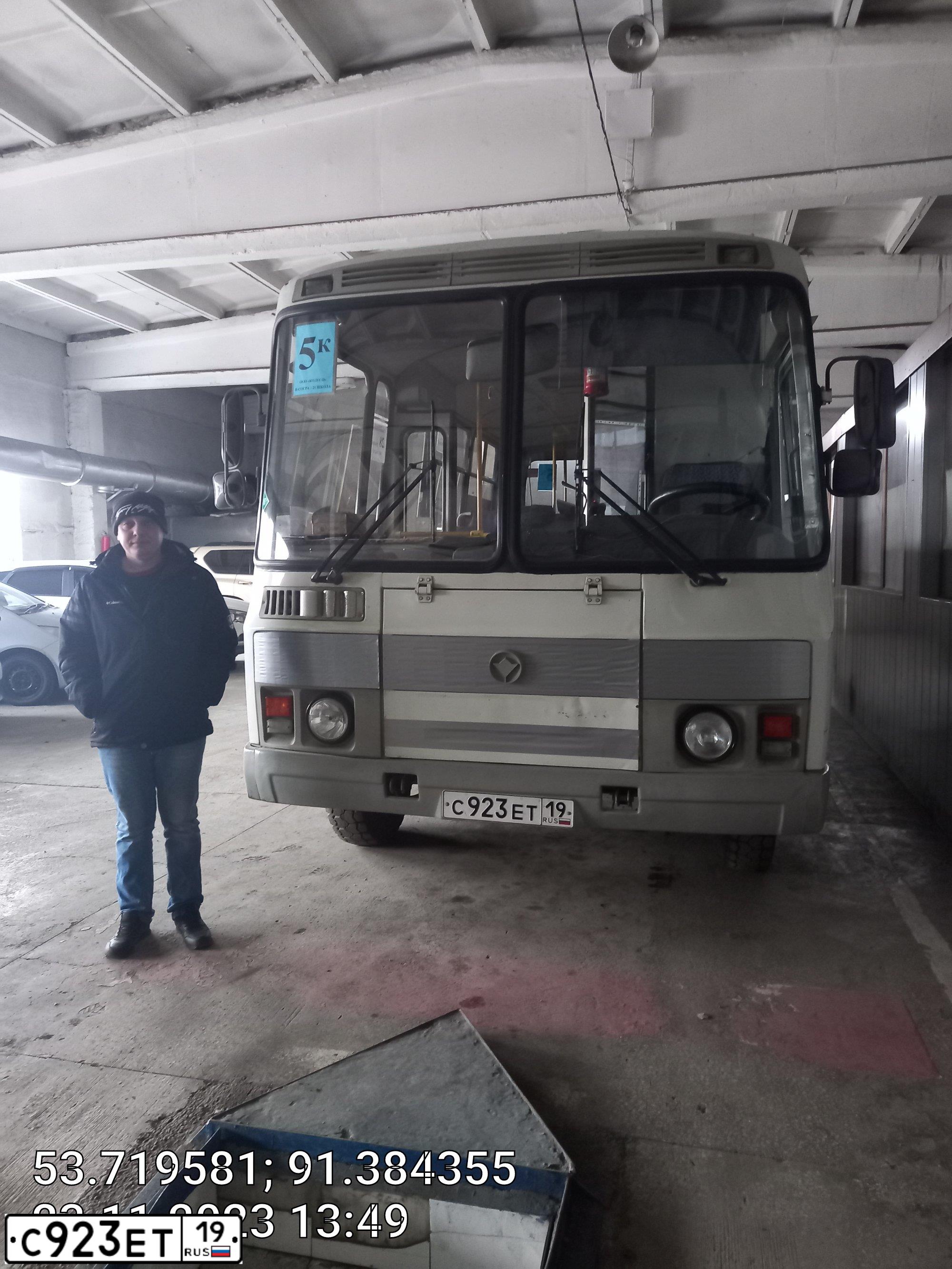 Фото автомобиля PAZ 3205, 2012 — госномер С923ЕТ19. Цвет: БЕЛЫЙ