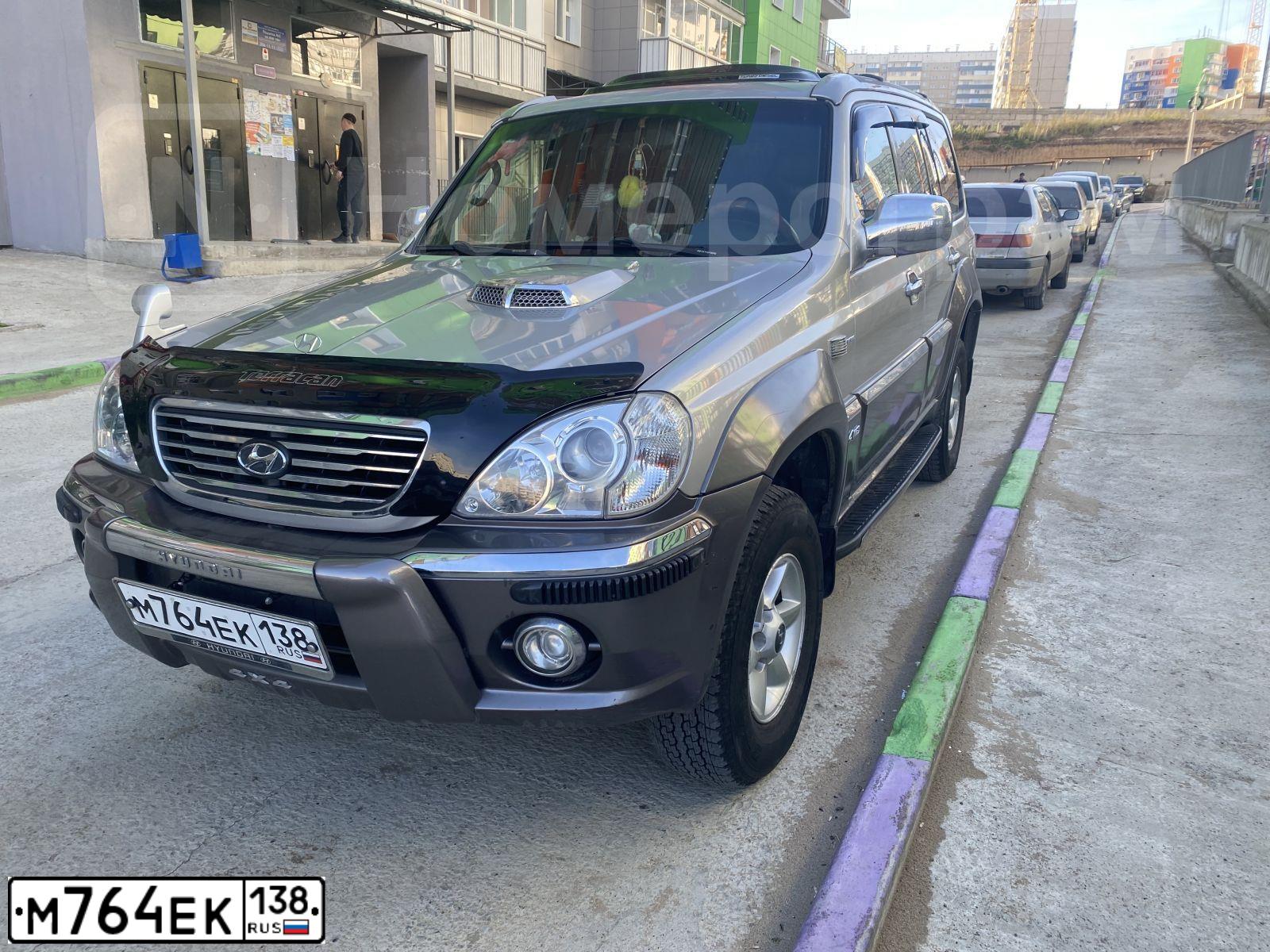 Фото автомобиля HYUNDAI TERRACAN, 2002 — госномер М764ЕК138. Цвет: СЕРЫЙ