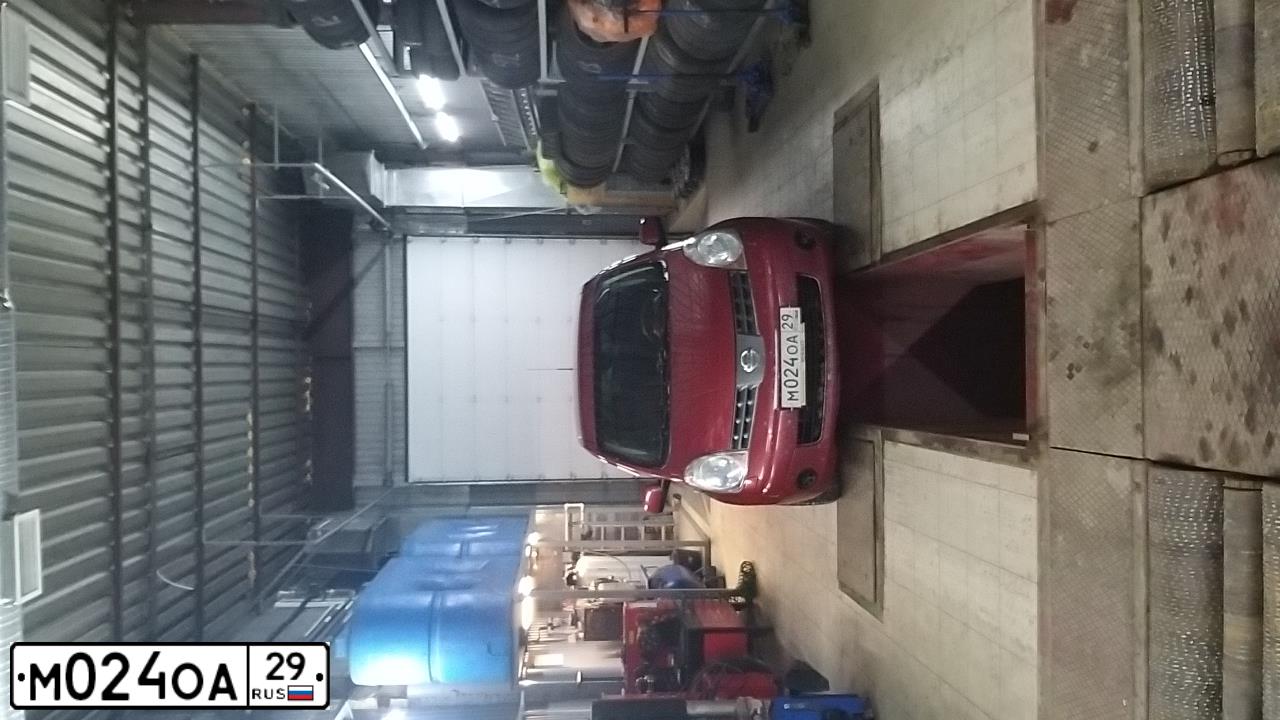 Фото автомобиля NISSAN NOTE, 2008 — госномер М024ОА29. Цвет: ТЕМНО-КРАСНЫЙ