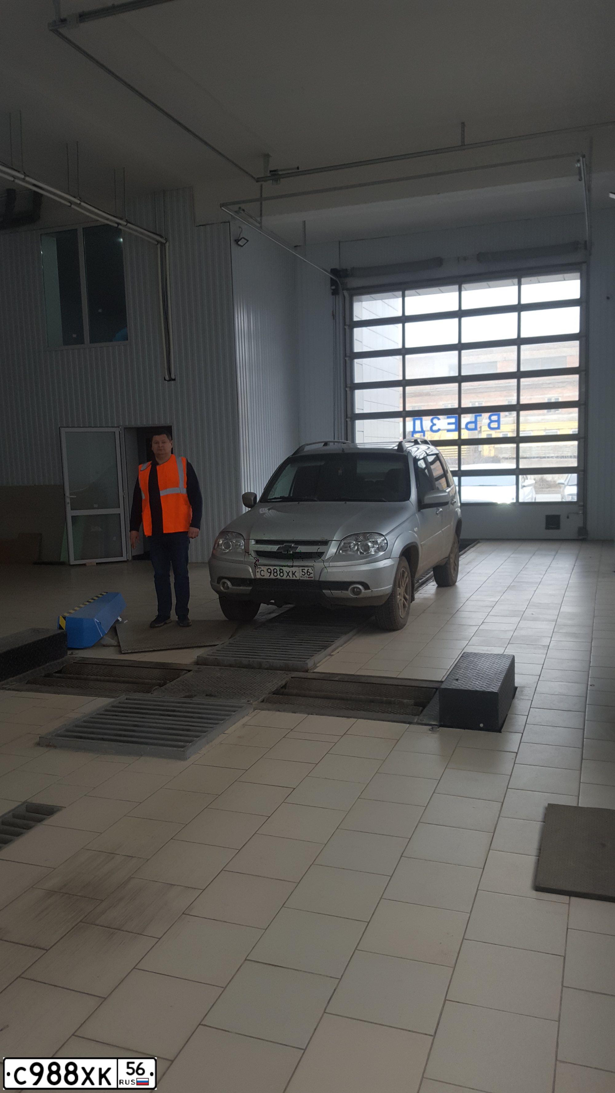 Фото автомобиля CHEVROLET NIVA, 2012 — госномер Е494ОХ156. Цвет: СВЕТЛО СЕРЕБРИСТЫЙ МЕТАЛЛ
