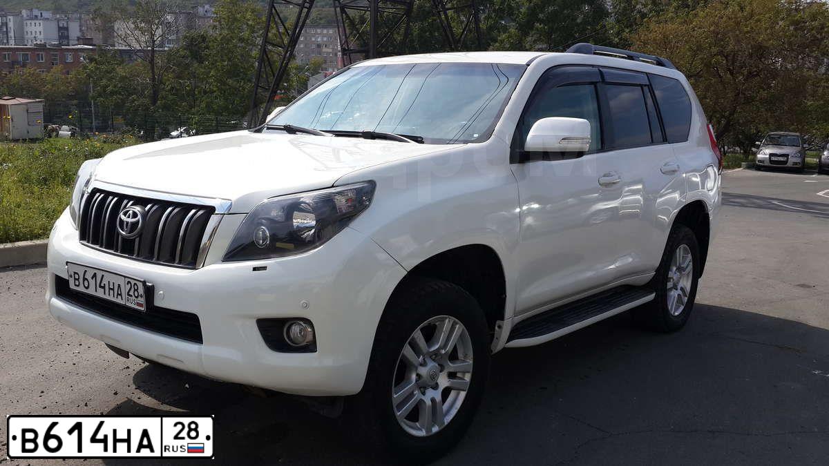 Фото автомобиля TOYOTA LANDCRUISER, 2010 — госномер В614НА28. Цвет: Белый