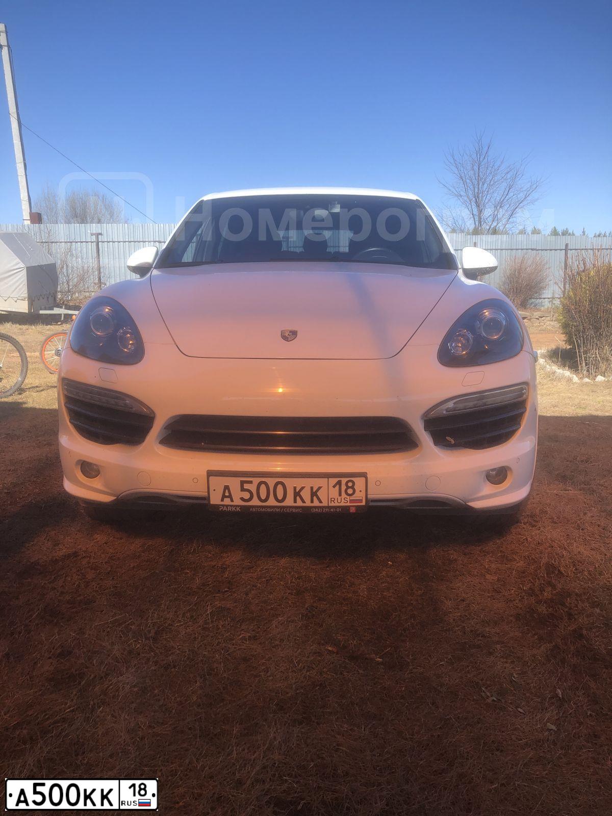 Фото автомобиля PORSCHE CAYENNE, 2013 — госномер Н595УР18. Цвет: Белый