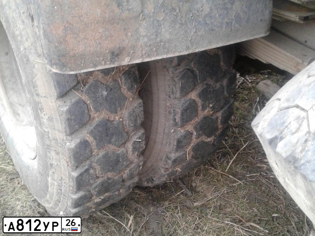 Фото автомобиля MAZ 5551 /4X2/, 1990 — госномер А812УР26. Цвет: ХАКИ