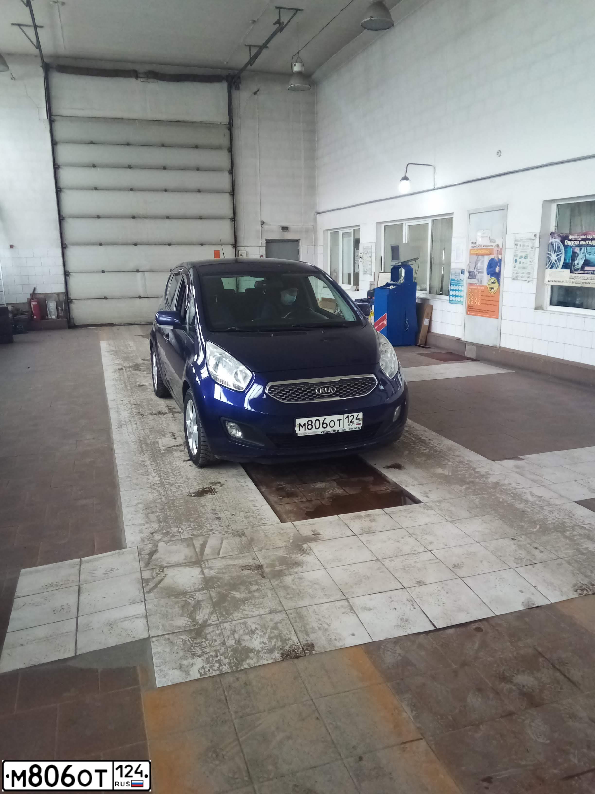 Фото автомобиля KIA VENGA, 2011 — госномер М806ОТ124. Цвет: ТЕМНО-СИНИЙ