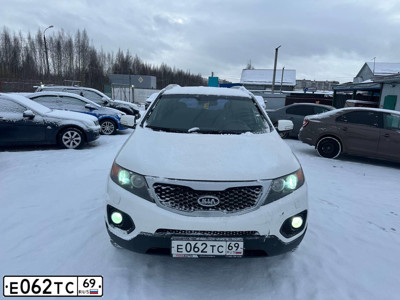 Фото автомобиля KIA SORENTO, 2012 — госномер Е062ТС69. Цвет: Белый