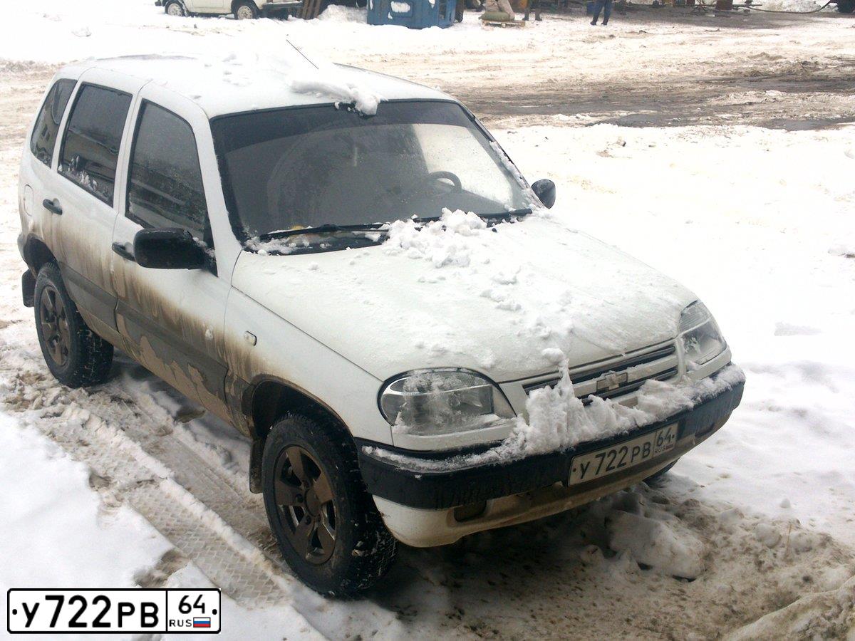 Фото автомобиля CHEVROLET NIVA, 2003 — госномер С153ЕР64. Цвет: ЯРКО БЕЛЫЙ