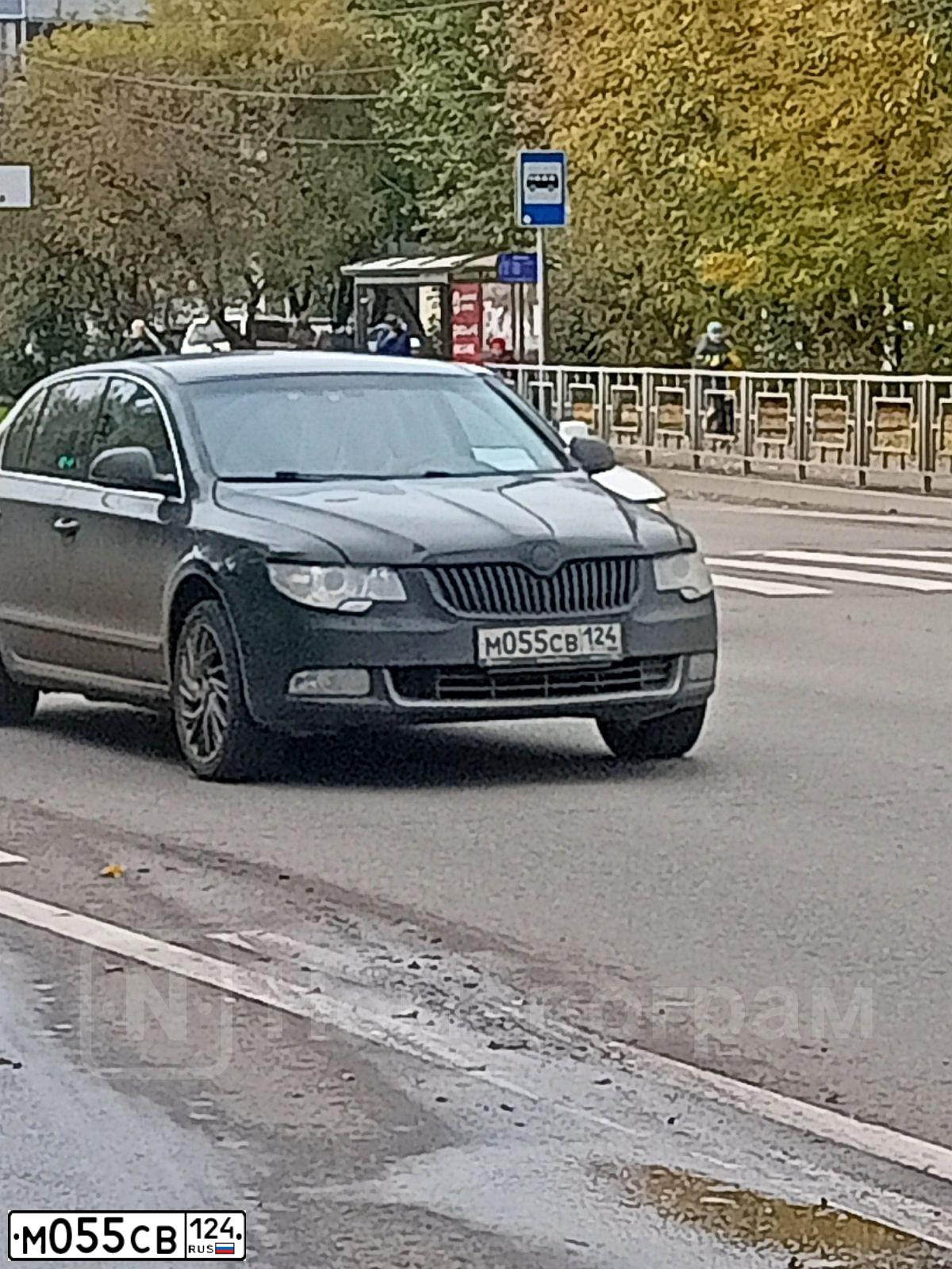 Фото автомобиля SKODA SUPERB, 2010 — госномер М055СВ124. Цвет: ЧЕРНЫЙ