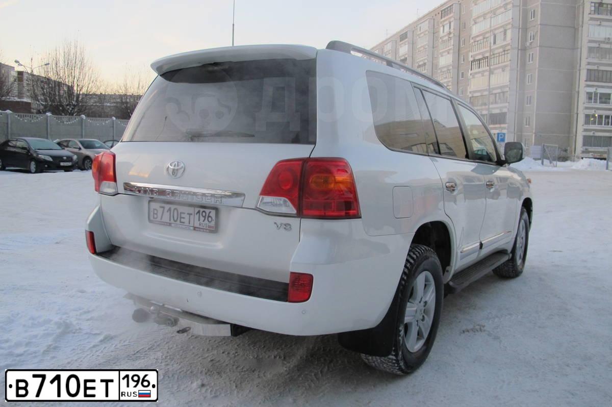 Фото автомобиля TOYOTA LANDCRUISER 200, 2012 — госномер Е004ОУ196. Цвет: Белый