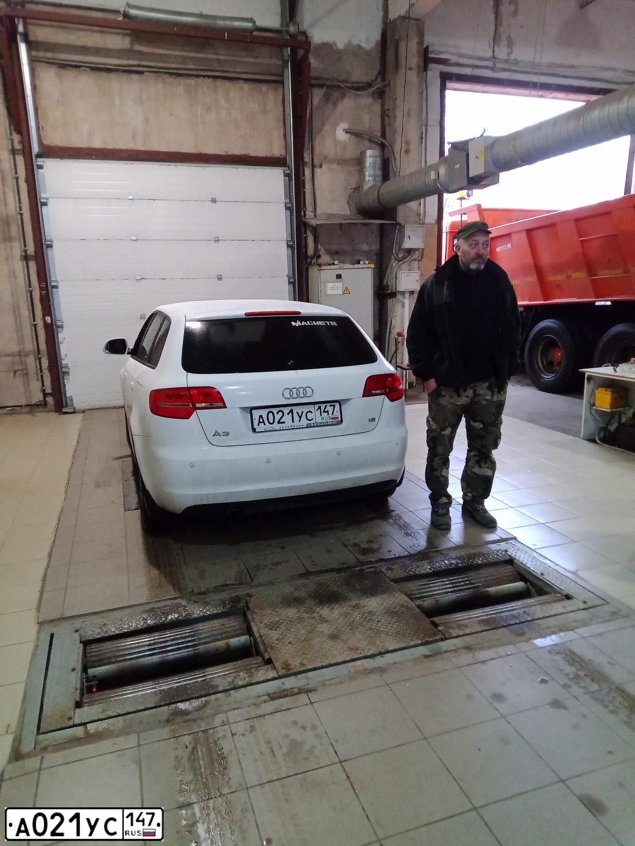 Фото автомобиля AUDI A3, 2010 — госномер А001ОН147. Цвет: Белый