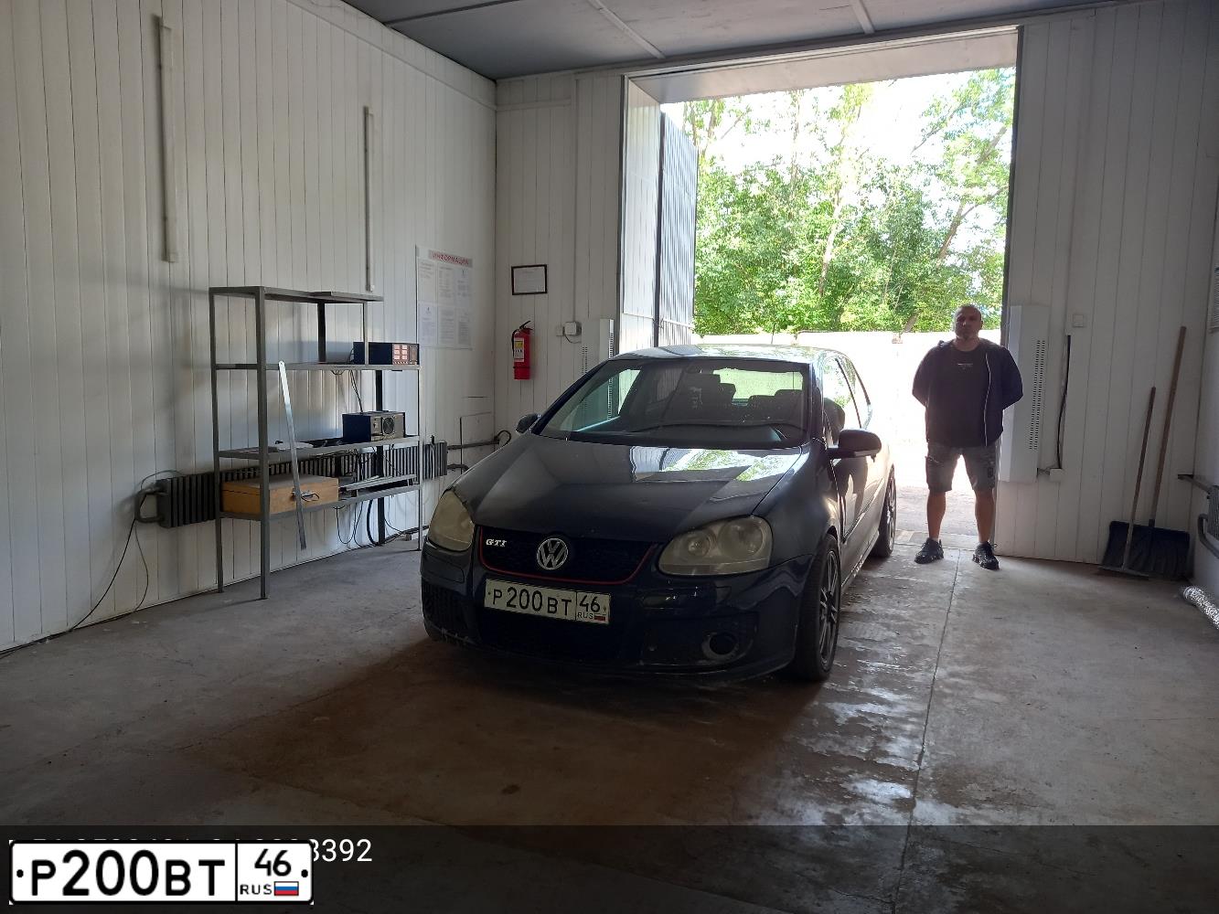 Фото автомобиля VOLKSWAGEN GOLF, 2007 — госномер Р200ВТ46. Цвет: ЧЕРНЫЙ