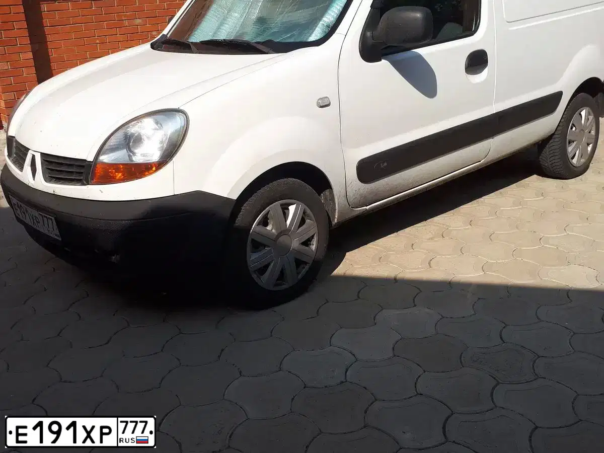 Фото автомобиля RENAULT KANGOO, 2005 — госномер Е191ХР777. Цвет: Белый
