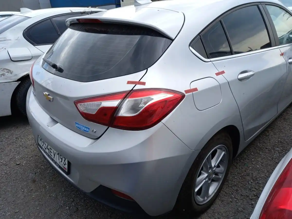Фото автомобиля CHEVROLET CRUZE, 2017 — госномер М954ЕУ193. Цвет: СЕРЫЙ