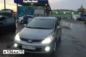 Фото автомобиля NISSAN TIIDA, 2007 — госномер К136АА199. Цвет: СЕРЫЙ