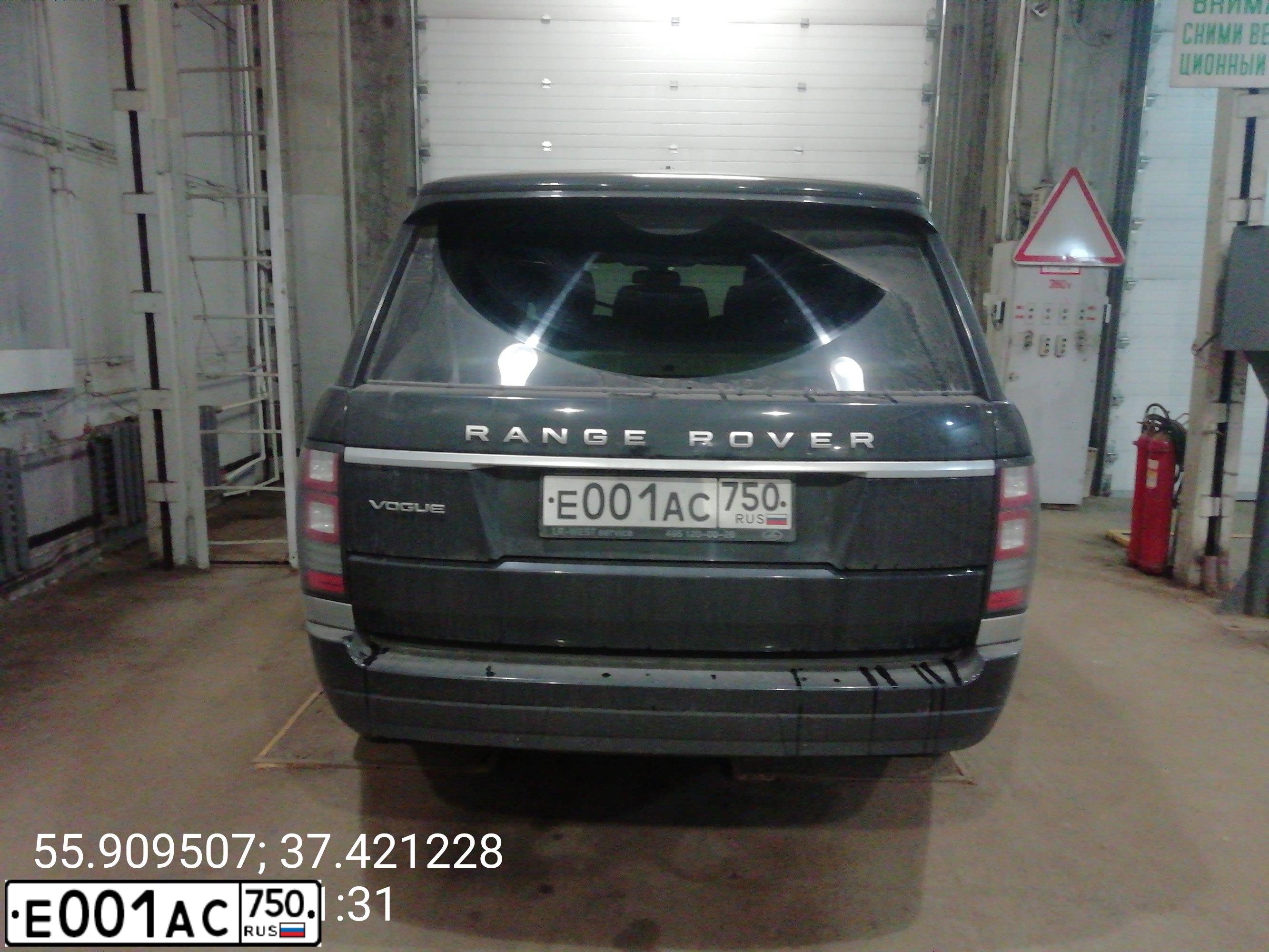 Фото автомобиля LANDROVER RANGE ROVER, 2015 — госномер Н702РН790. Цвет: СИНИЙ ТЕМНЫЙ