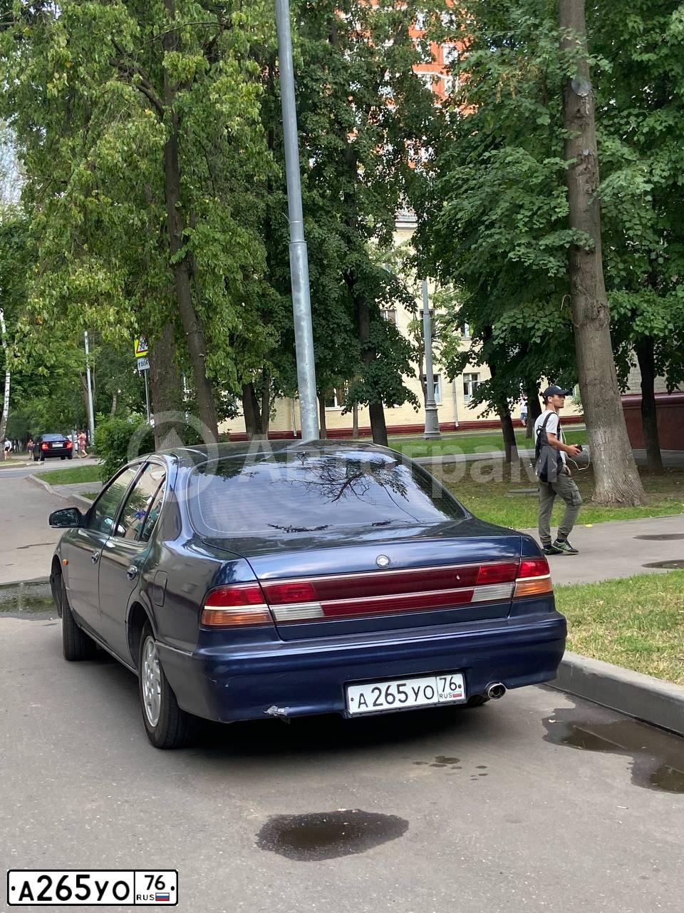 Фото автомобиля NISSAN MAXIMA, 1997 — госномер Е683АР250. Цвет: синий
