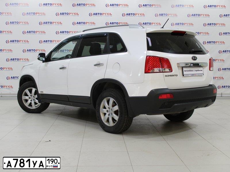 Фото автомобиля KIA SORENTO, 2012 — госномер А781УА190. Цвет: Белый