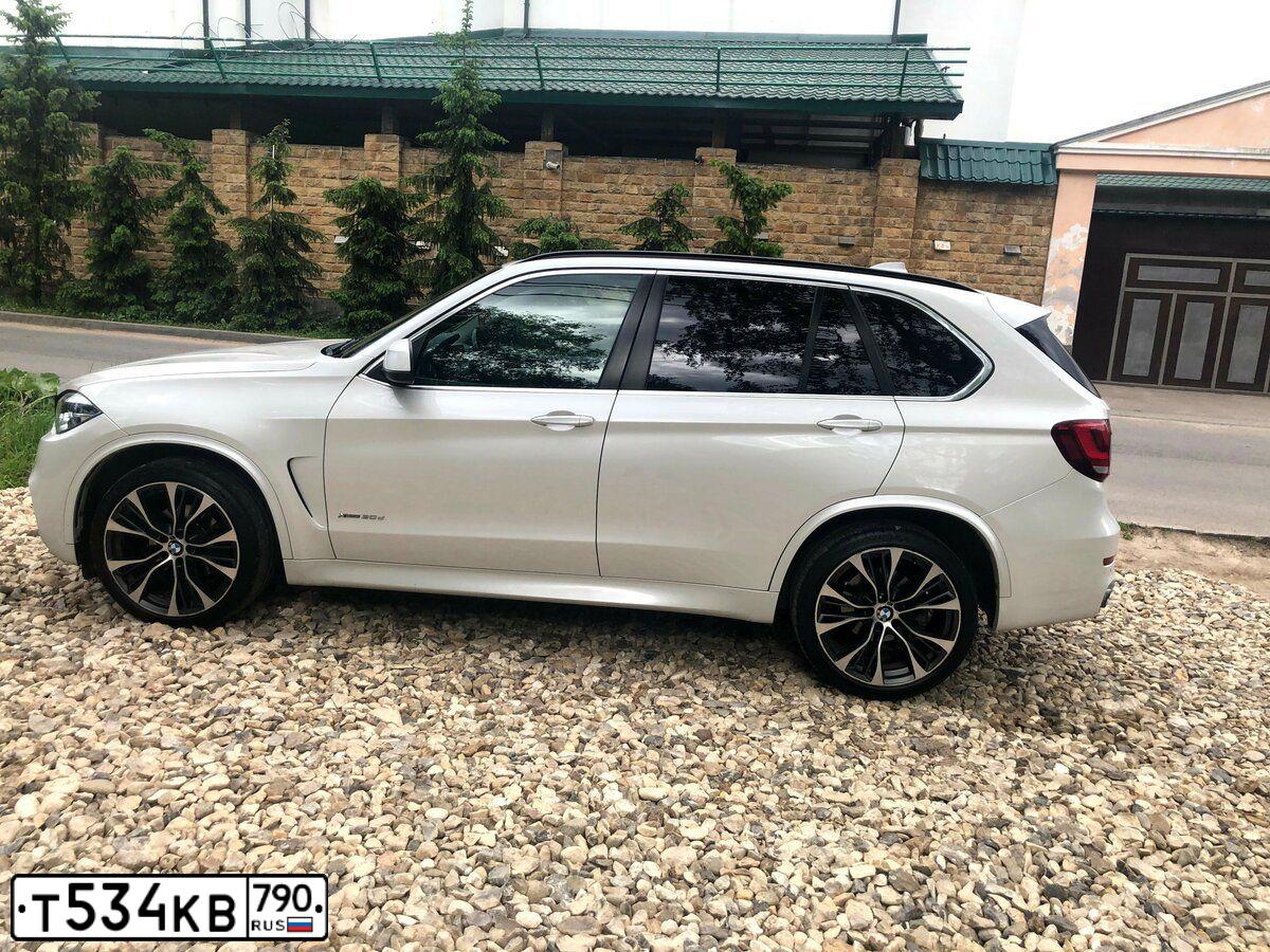 Фото автомобиля BMW X5, 2015 — госномер Т534КВ790. Цвет: БЕЛЫЙ МЕТАЛЛИК