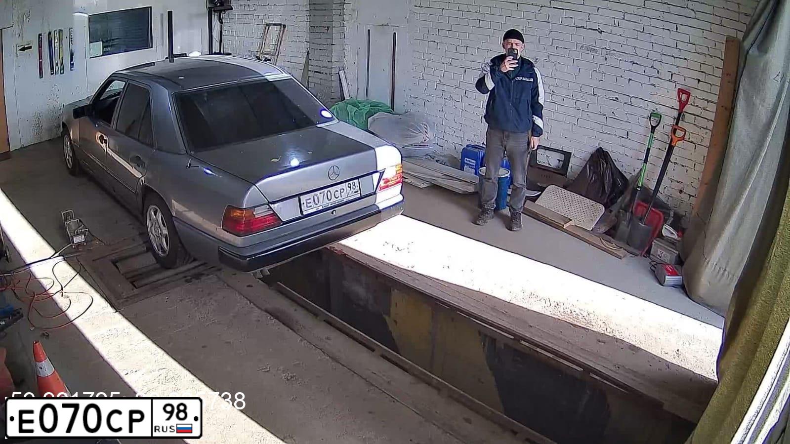 Фото автомобиля MERCEDES E-KLASSE, 1988 — госномер Е070СР98. Цвет: СВЕТЛО-СЕРО-ГОЛУБОЙ