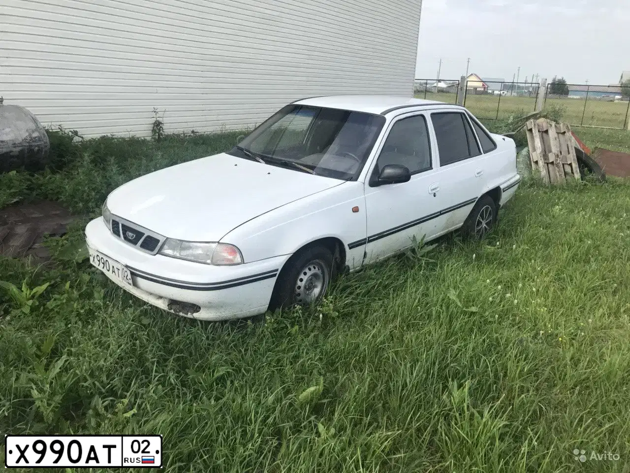 Фото автомобиля DAEWOO NEXIA, 2004 — госномер Х990АТ02. Цвет: Белый