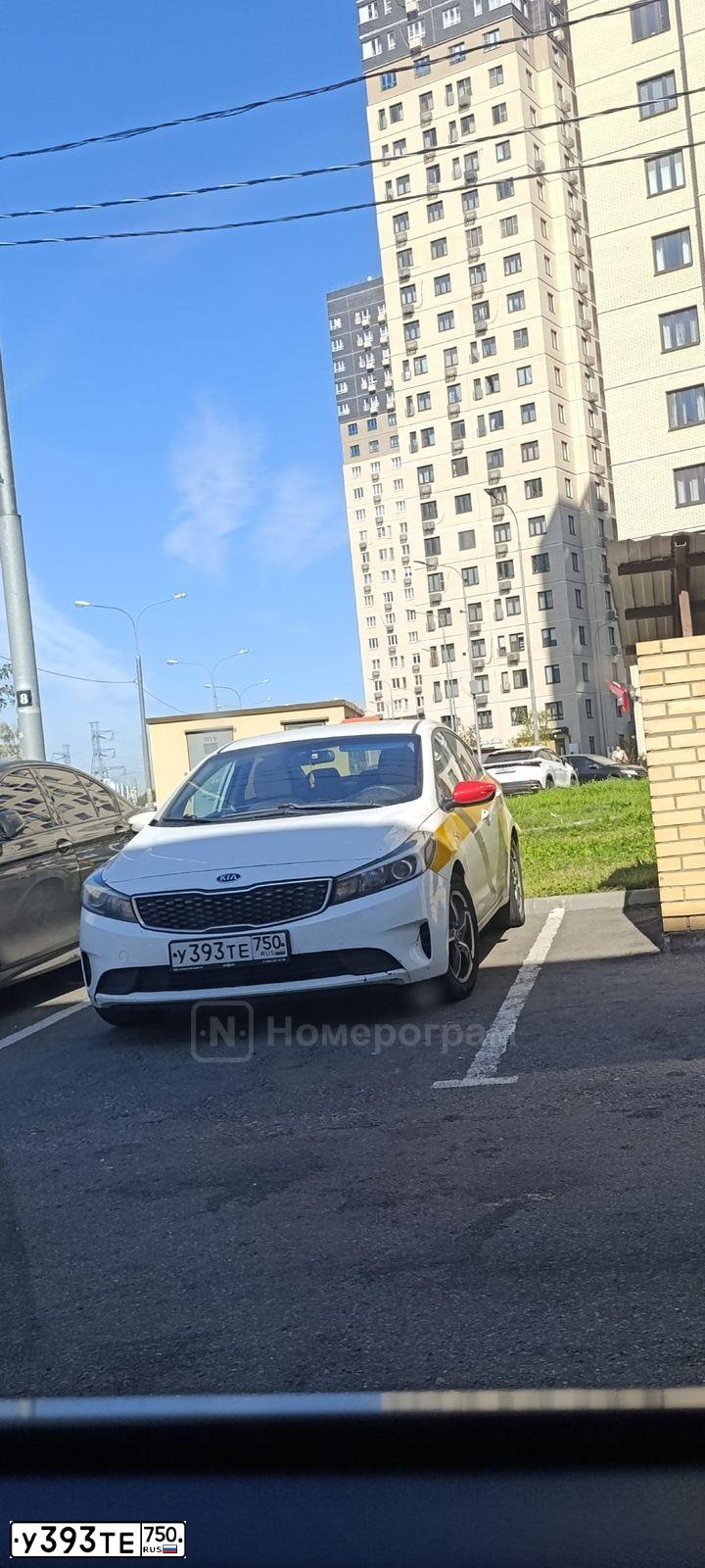 Фото автомобиля KIA CERATO, 2018 — госномер У393ТЕ750. Цвет: БЕЛЫЙ ЖЕЛТЫЙ СЕРЫЙ