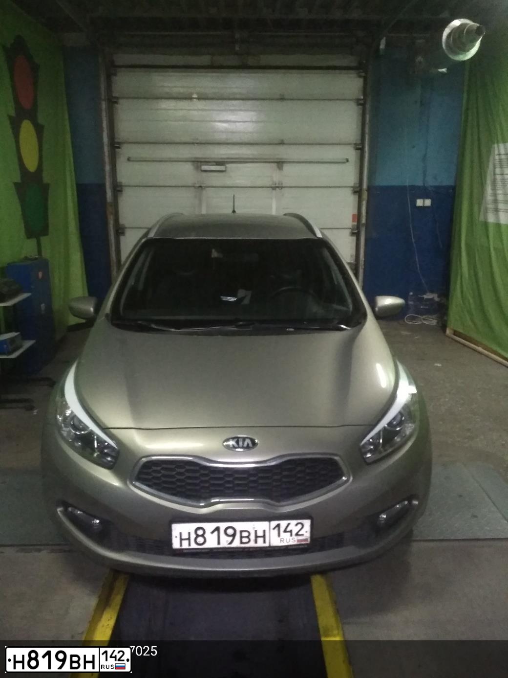 Фото автомобиля KIA CEE'D, 2013 — госномер Н819ВН142. Цвет: Серебристый