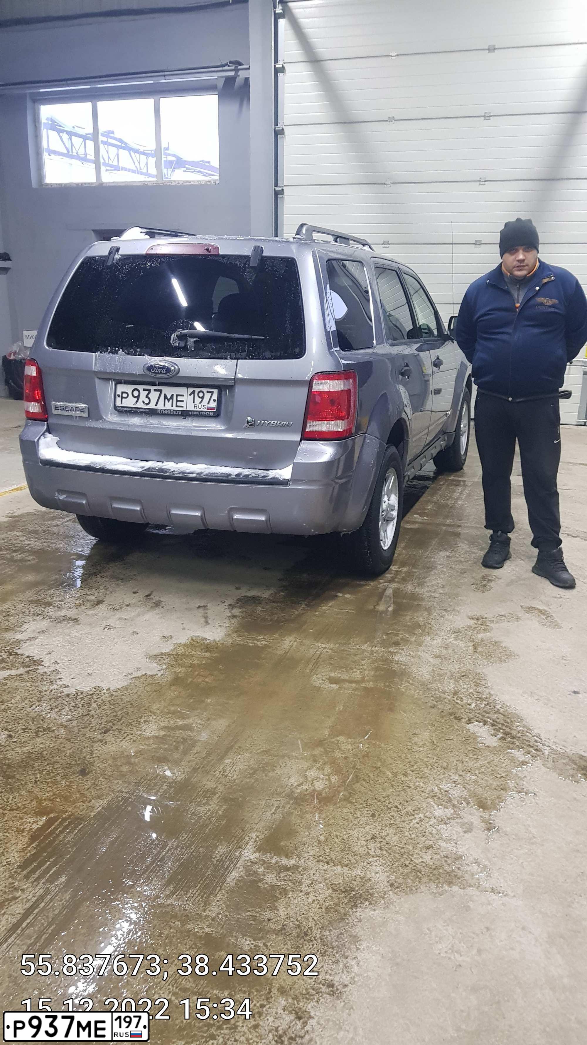 Фото автомобиля FORD ESCAPE НУВRID, 2007 — госномер Е937КР977. Цвет: СВЕТЛО-СЕРЫЙ