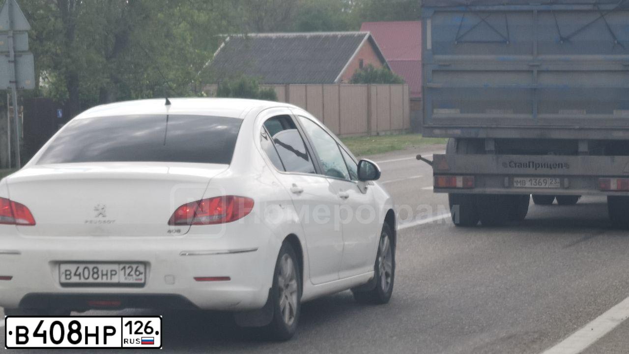Фото автомобиля PEUGEOT 408, 2012 — госномер В408НР126. Цвет: Белый