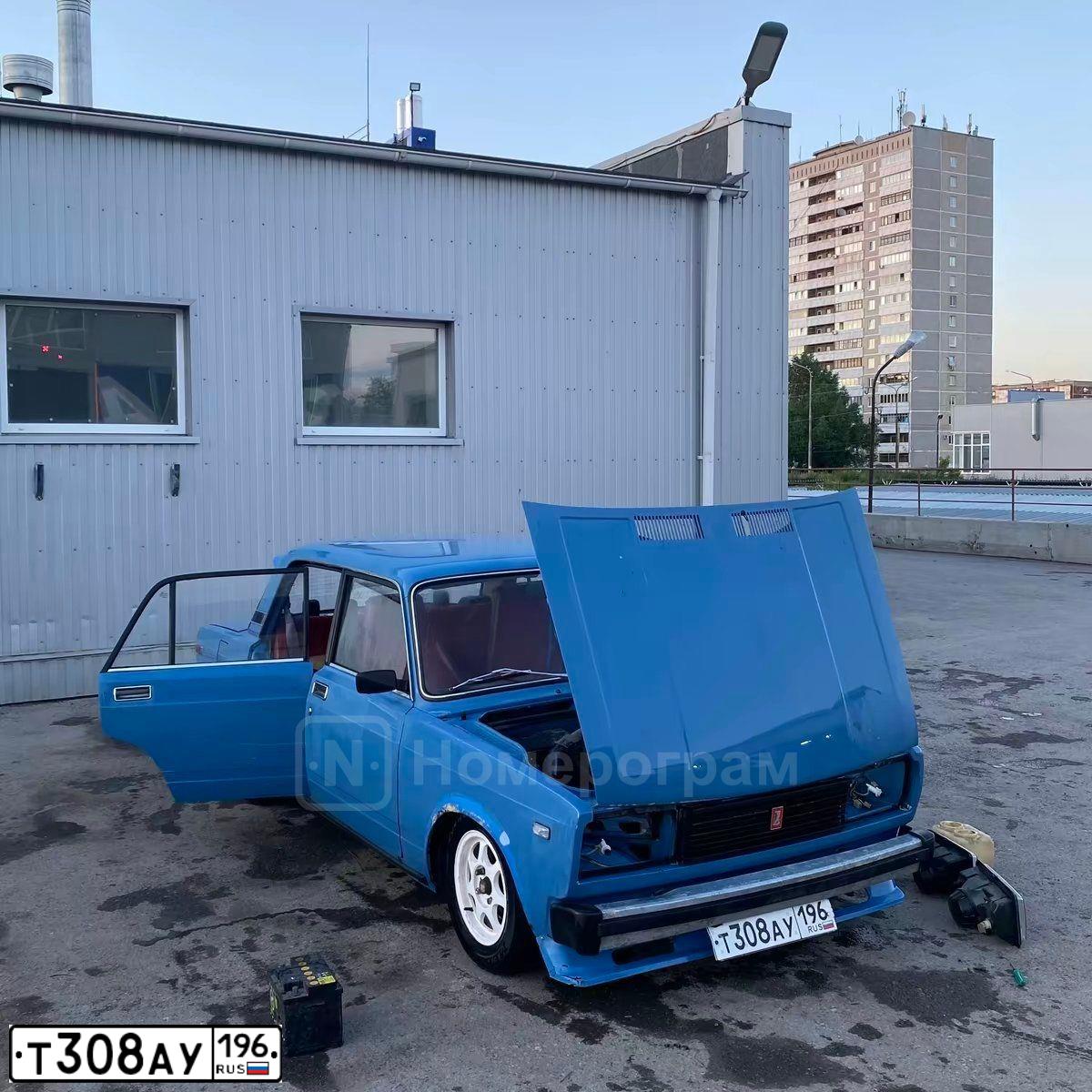 Фото автомобиля LADA 2105, 2004 — госномер Т308АУ196. Цвет: голубой