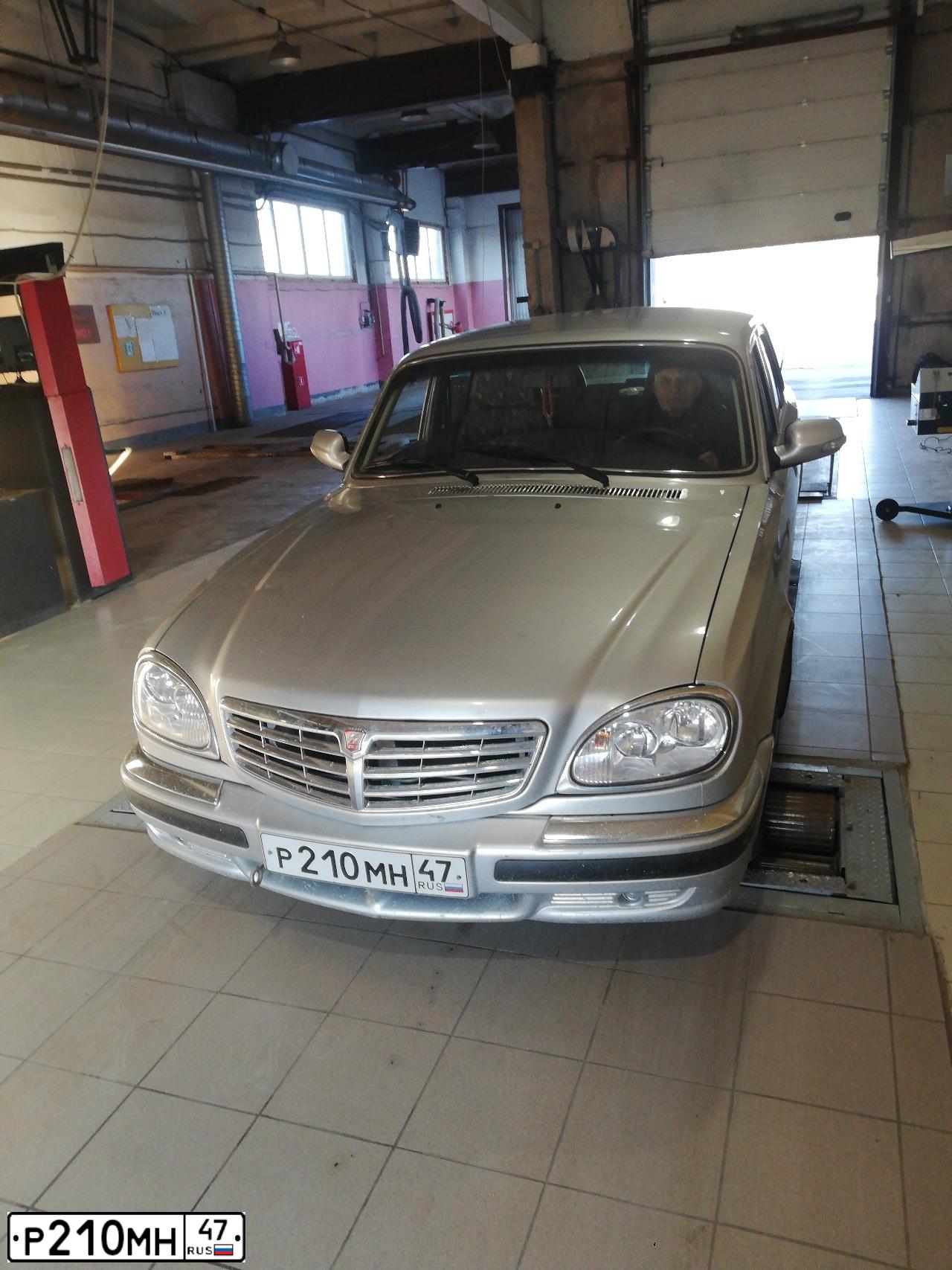 Фото автомобиля GAZ 3110 WOLGA, 2008 — госномер Р210МН47. Цвет: СВЕТЛО-СЕРЫЙ