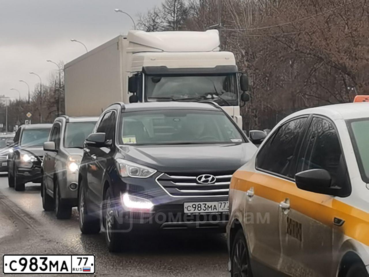 Фото автомобиля TOYOTA CAMRY, 2020 — госномер У400АУ30. Цвет: Белый
