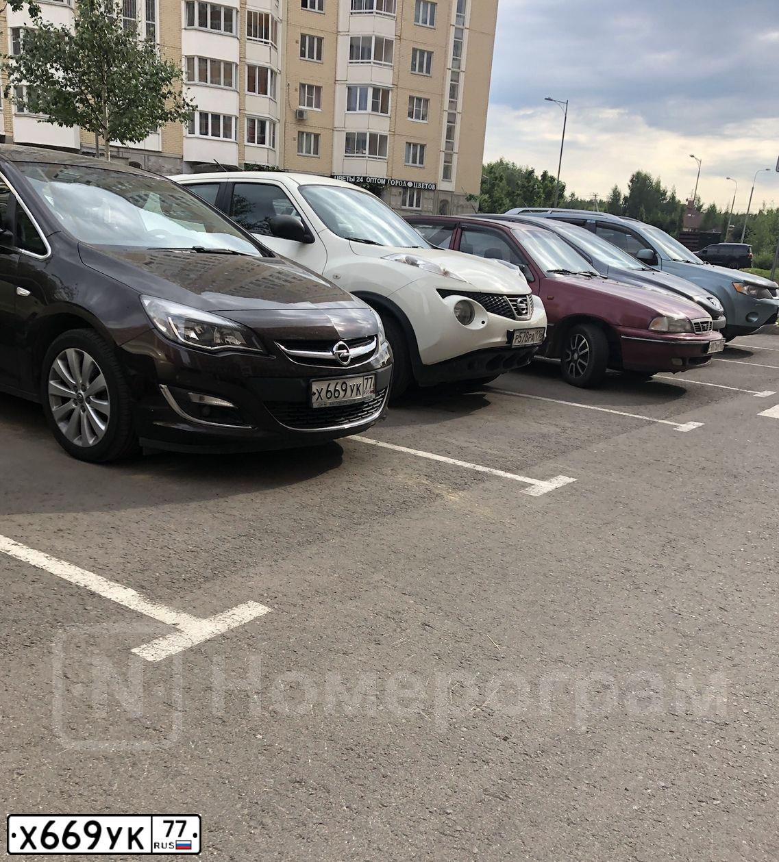 Фото автомобиля OPEL ASTRA, 2013 — госномер Х669УК77. Цвет: Коричневый