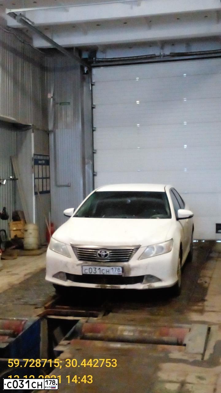 Фото автомобиля TOYOTA CAMRY, 2014 — госномер С031СН178. Цвет: Белый
