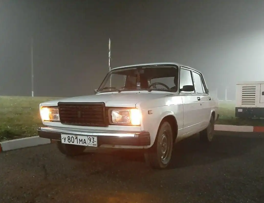 Фото автомобиля LADA 2107 LADA, 2007 — госномер У801МА93. Цвет: ЯРКО-БЕЛЫЙ